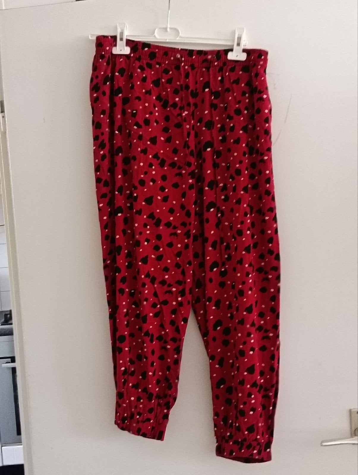 Dames Broek Zwart Rood Stippen Maat 44, Kleding | Dames, Ophalen of Verzenden, Gedragen, Maat 42/44 (L), Meerkleurig