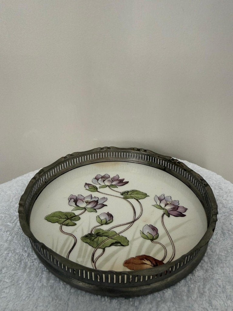 Vintage Dienblad met Keramische Bloemtegel en Metalen Rand, Huis en Inrichting, Ophalen of Verzenden, Gebruikt, Rond, Overige materialen