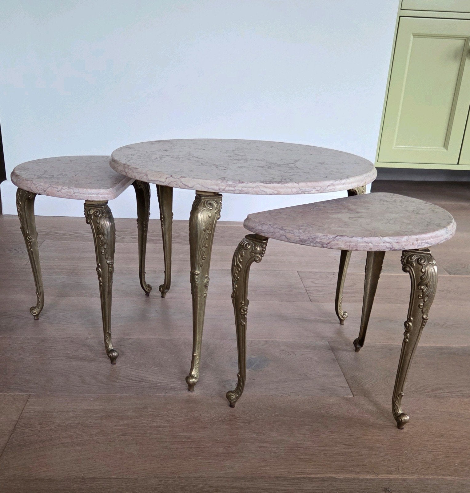 Set vintage roze marmeren bijzettafels met messing poten, Ophalen