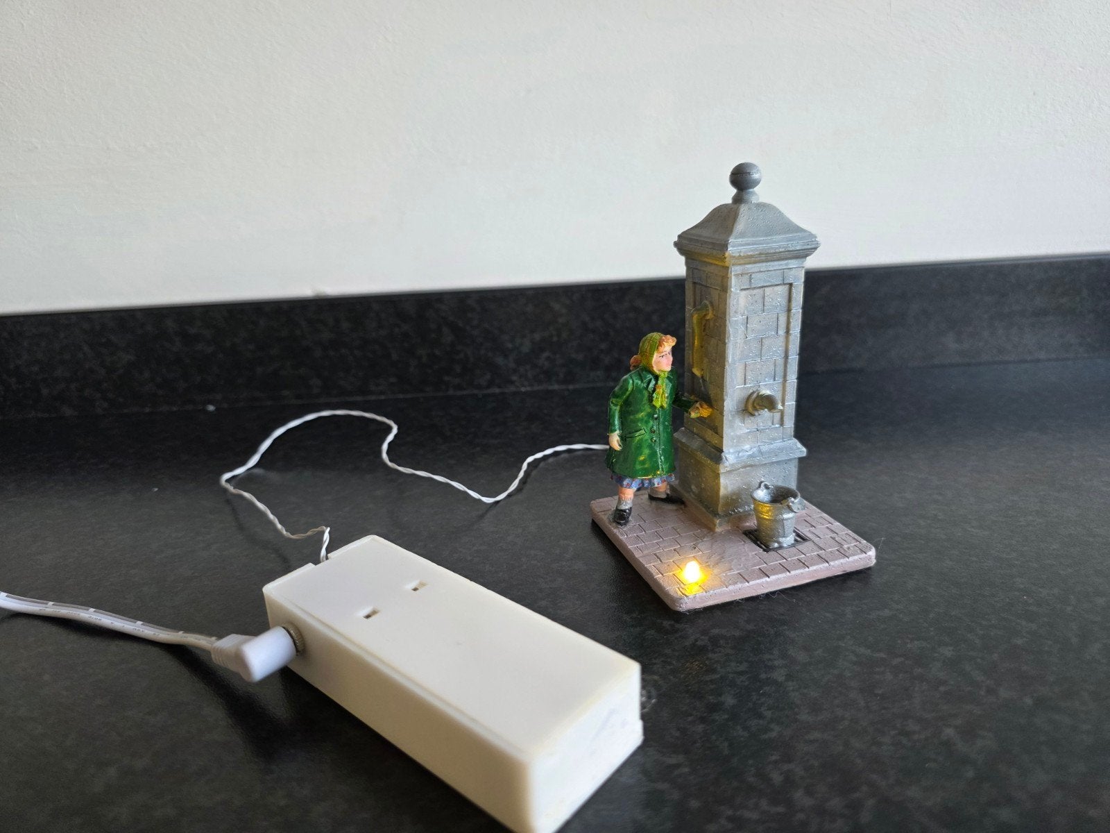 Intratuin de Brink kerstdorp figuur licht waterpomp, Ophalen, Zo goed als nieuw