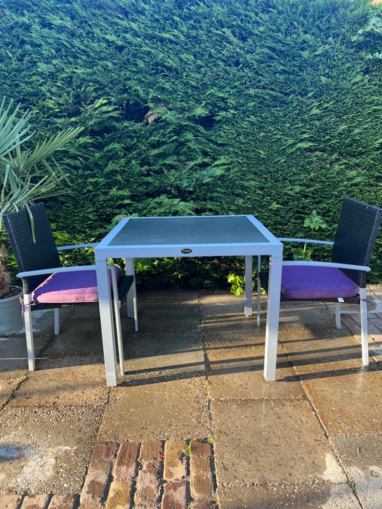 Tuinset natuursteen tafel met 2 ijzeren stoelen met kussens, Tuin en Terras, Tuinsets en Loungesets, Gebruikt, Aluminium, Tuinset