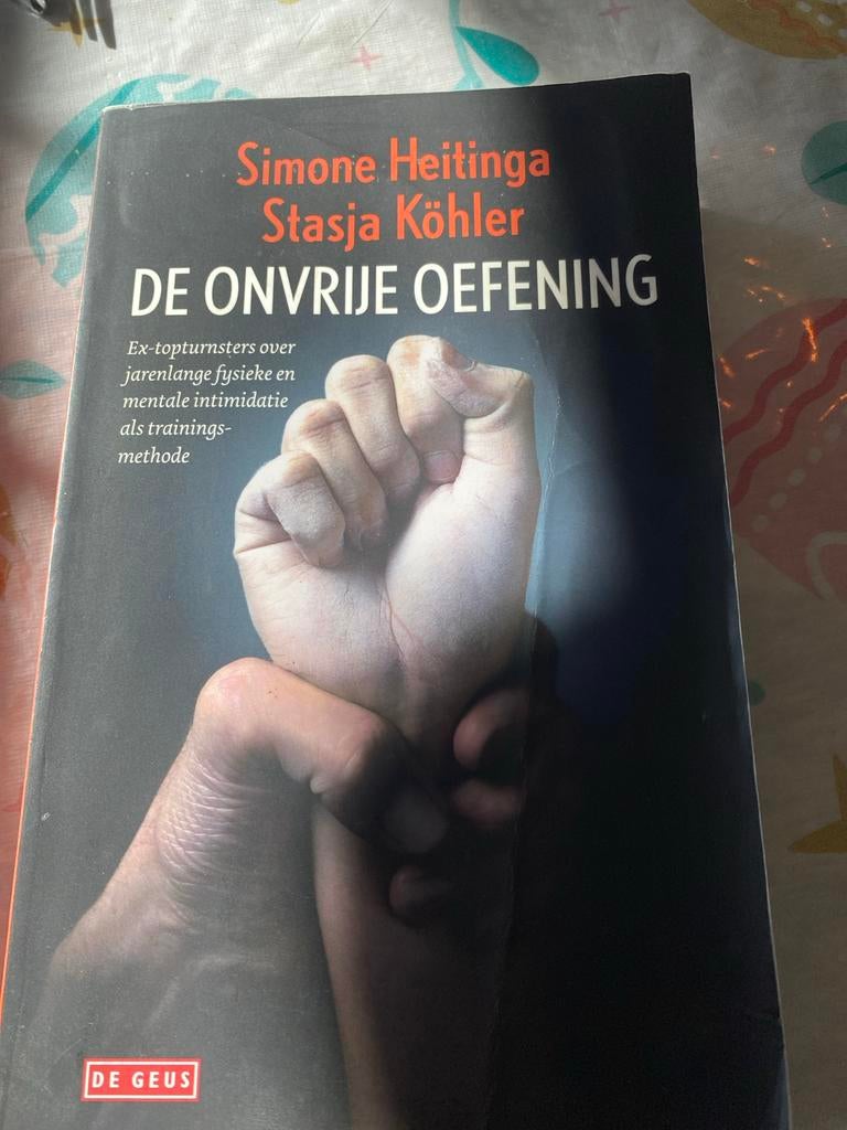 De Onvrije Oefening - Simone Heitinga en Stasja Köhler, Ophalen of Verzenden, Gelezen, Nederland