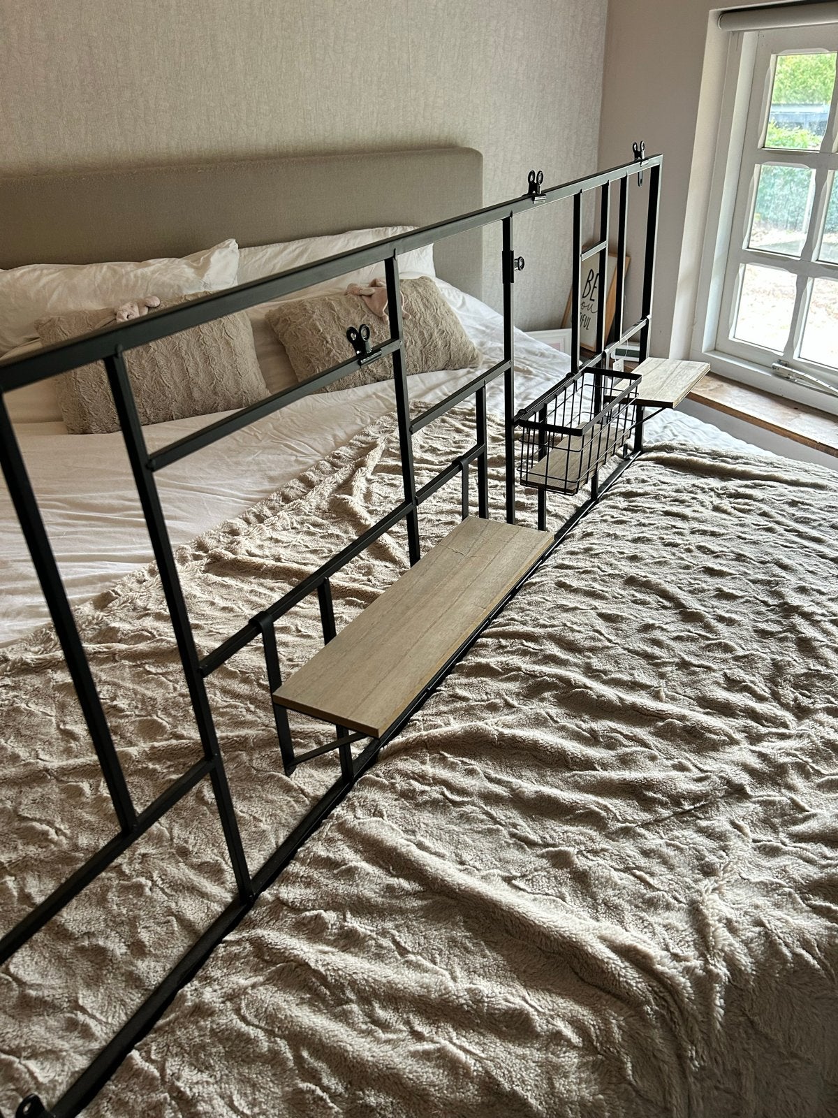 Zwart metalen wandrek met houten planken, 150x55 cm, Ophalen, Gebruikt