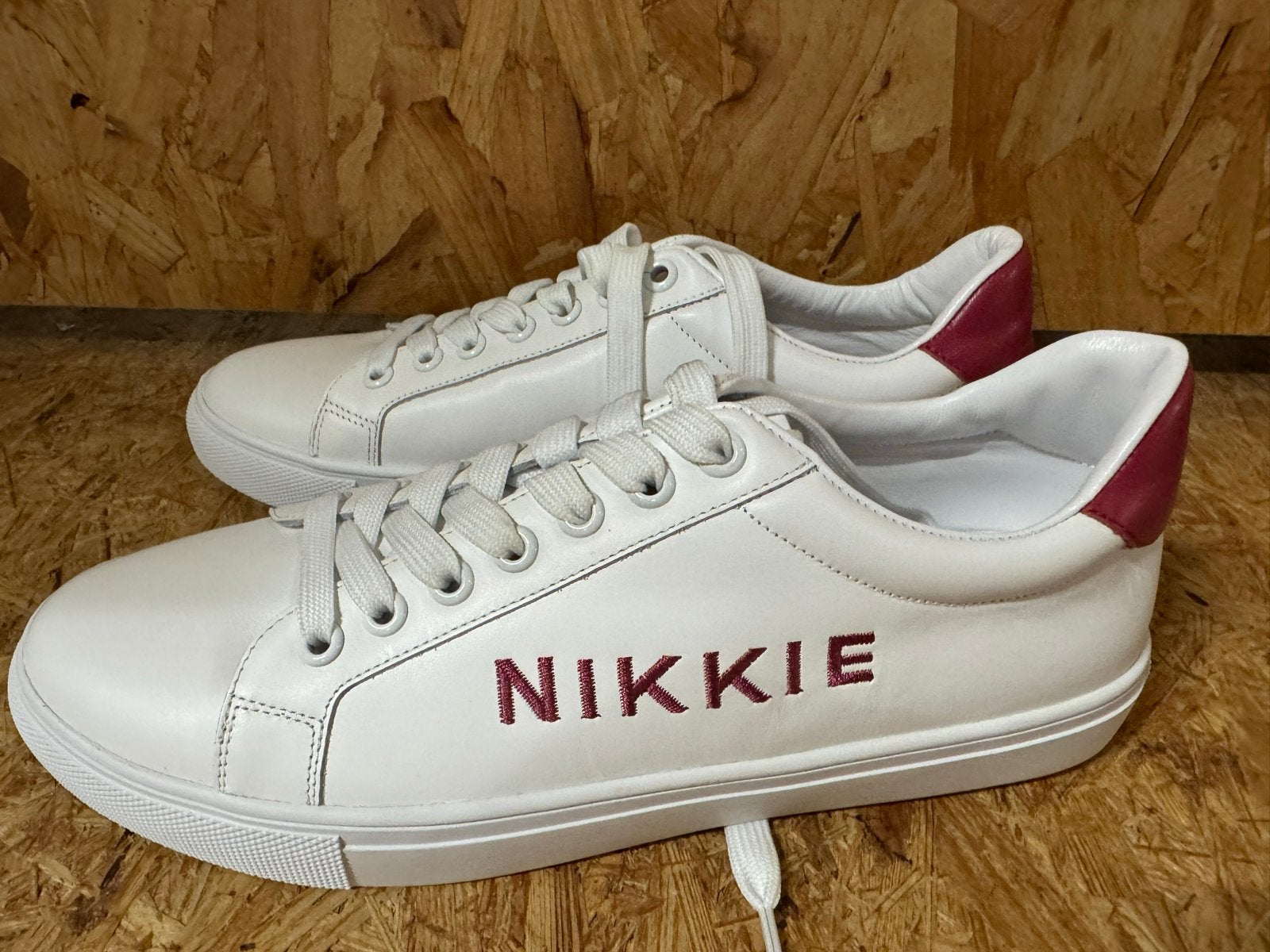 Nikkie Sneakers Wit/Rood - Maat 40, Kleding | Dames, Wit, Nieuw, Ophalen of Verzenden, Sneakers of Gympen