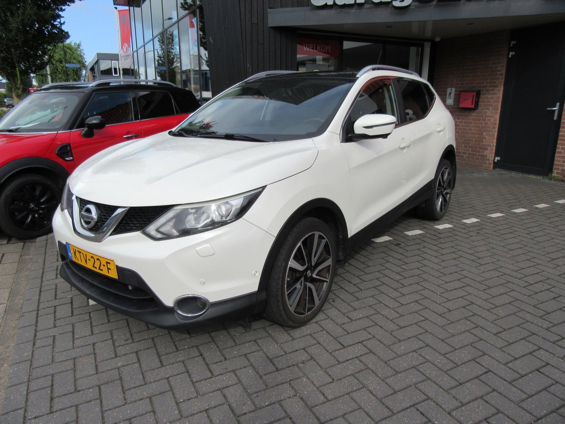 Nissan Qashqai 1.2 Connect Edition met panodak en trekhaak, Auto's, Gebruikt, 4 cilinders, Wit, Parkeersensor
