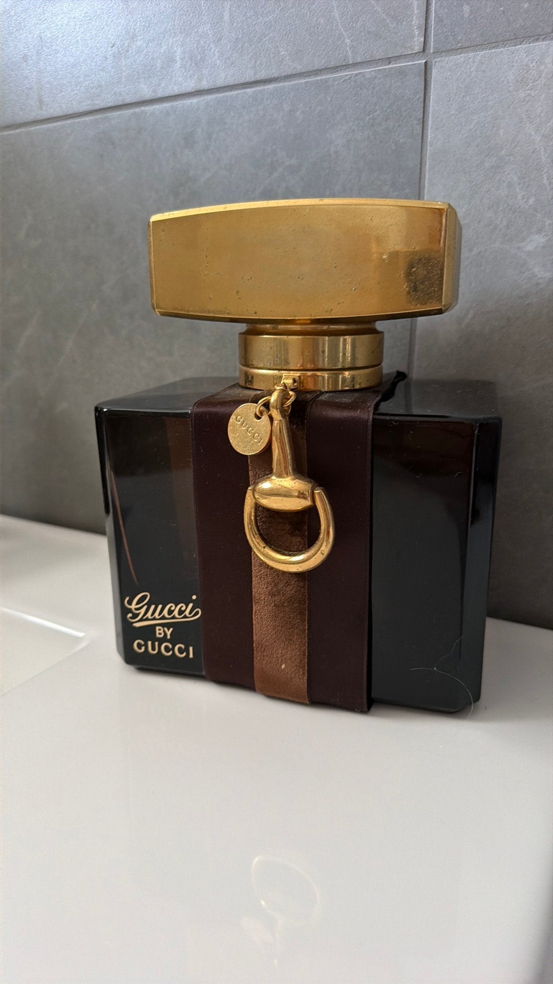 Giant factice Gucci by Gucci, Verzamelen, Parfumverzamelingen, Ophalen of Verzenden, Gebruikt, Parfumfles, Gevuld