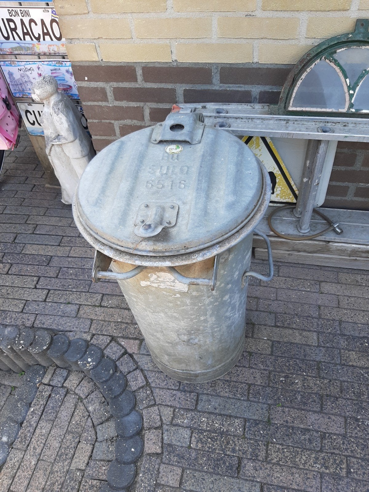 Oude zinken vuilnisemmer met dootgeroete bodem 70 cm hoog, Ophalen