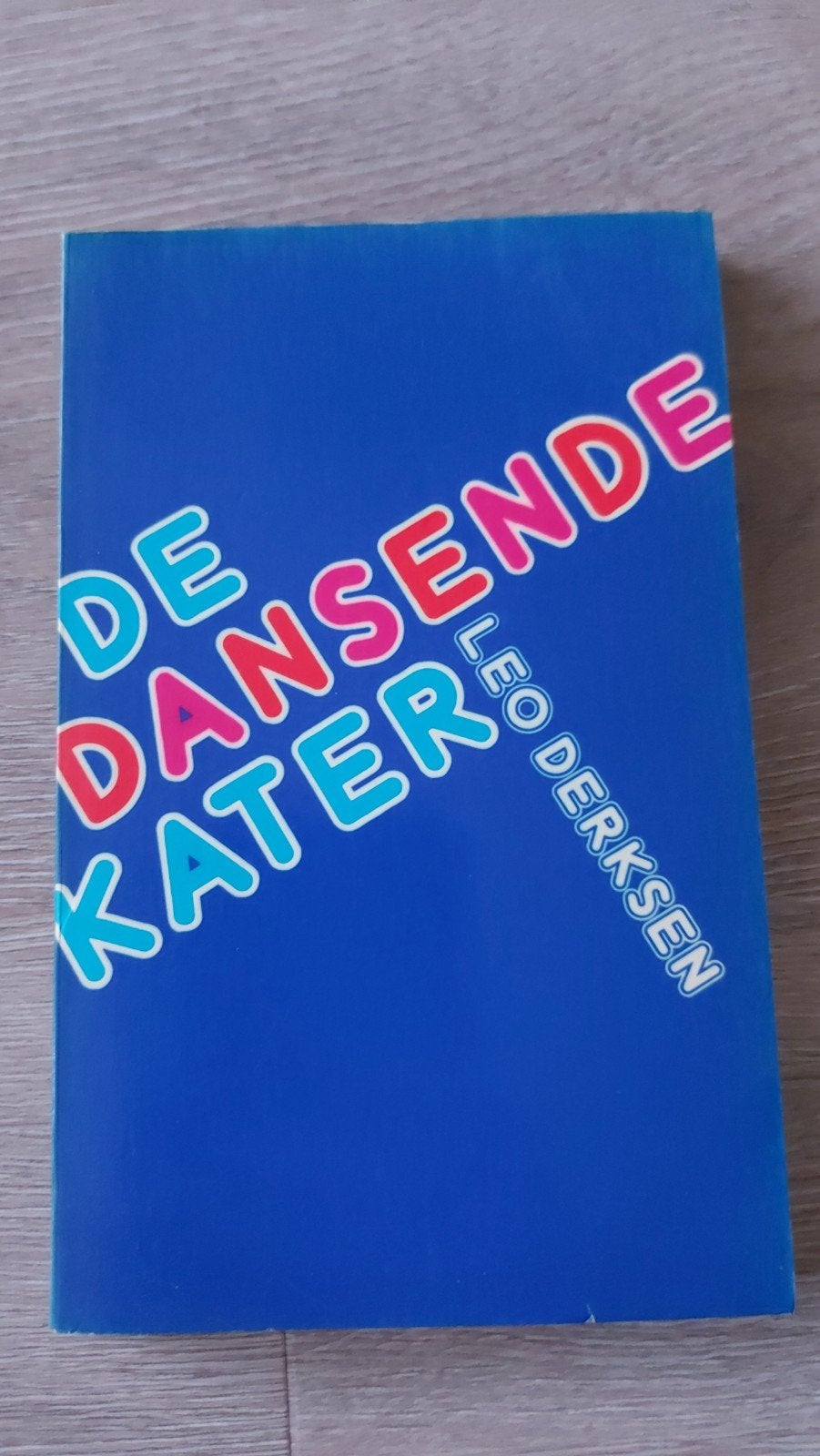 D3: De Dansende Kater - Leo Derksen, Ophalen of Verzenden, Gelezen, Leo Derksen, Fictie algemeen