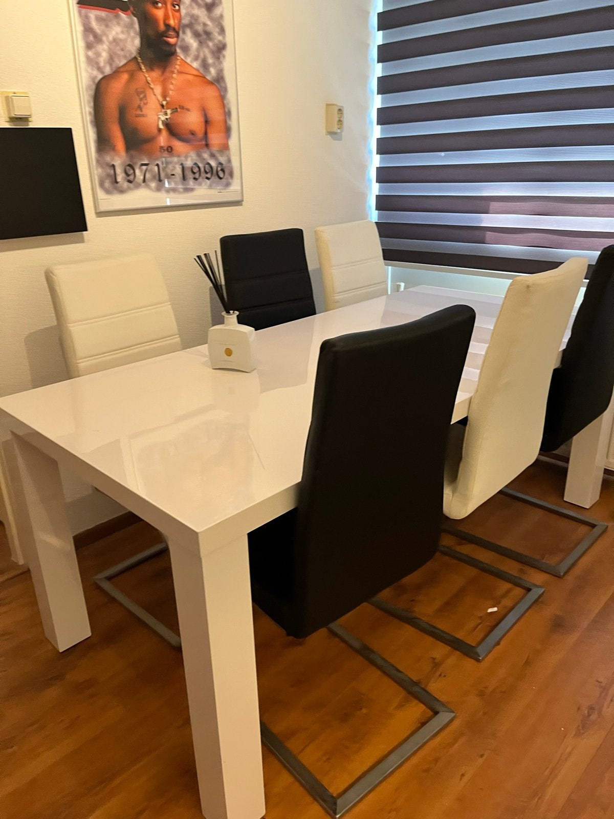 Hoogglans witte eettafel met 6 stoelen (3 wit, 3 zwart), Gebruikt, Overige materialen, Vijf personen of meer, 150 tot 200 cm