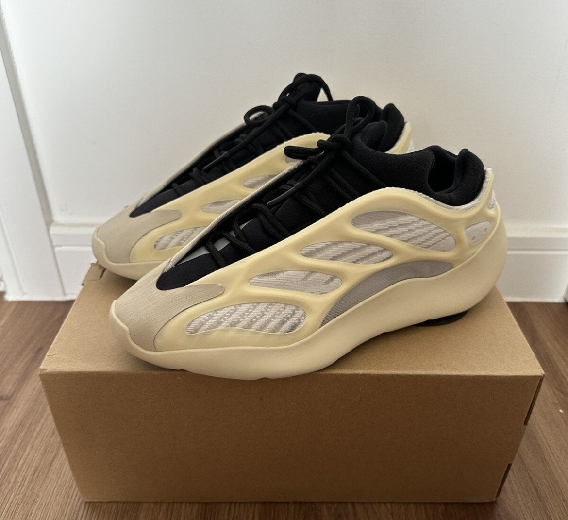 Yeezy 700 V3 Azael - Zo goed als nieuw, Ophalen of Verzenden, Zo goed als nieuw, Wit, Sneakers of Gympen