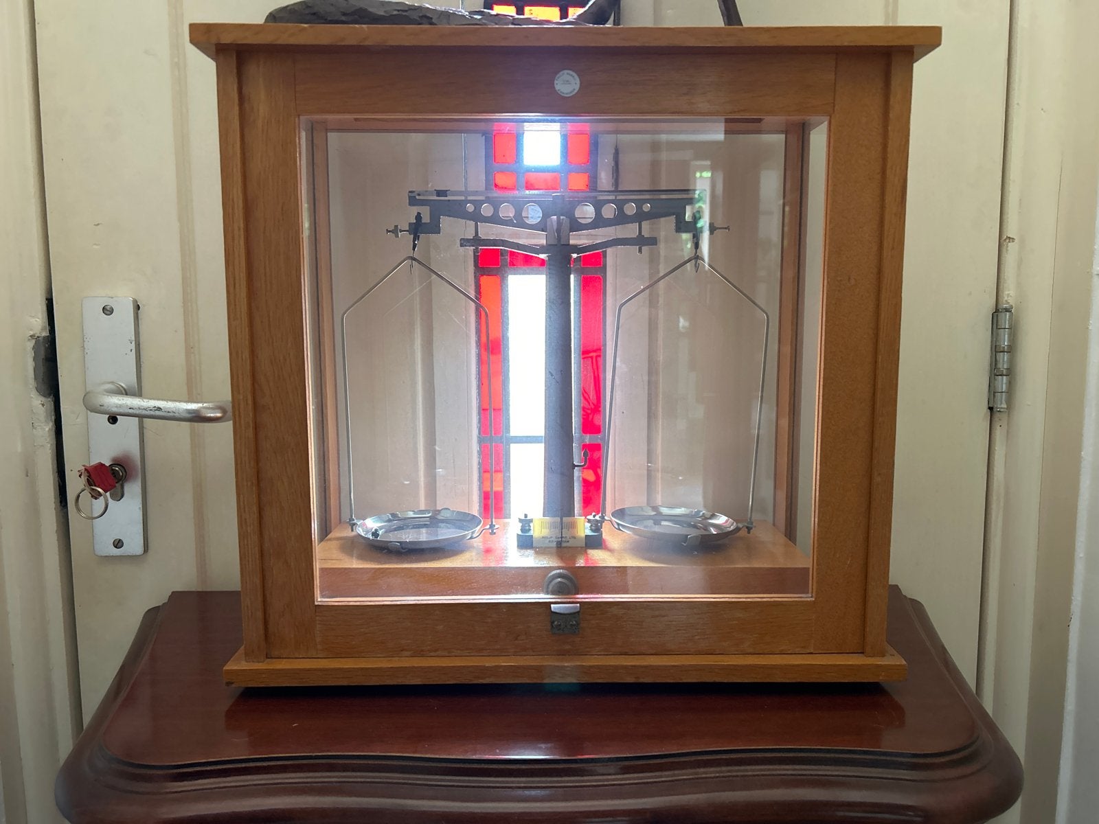 Antieke precisiebalans in houten vitrine, Ophalen