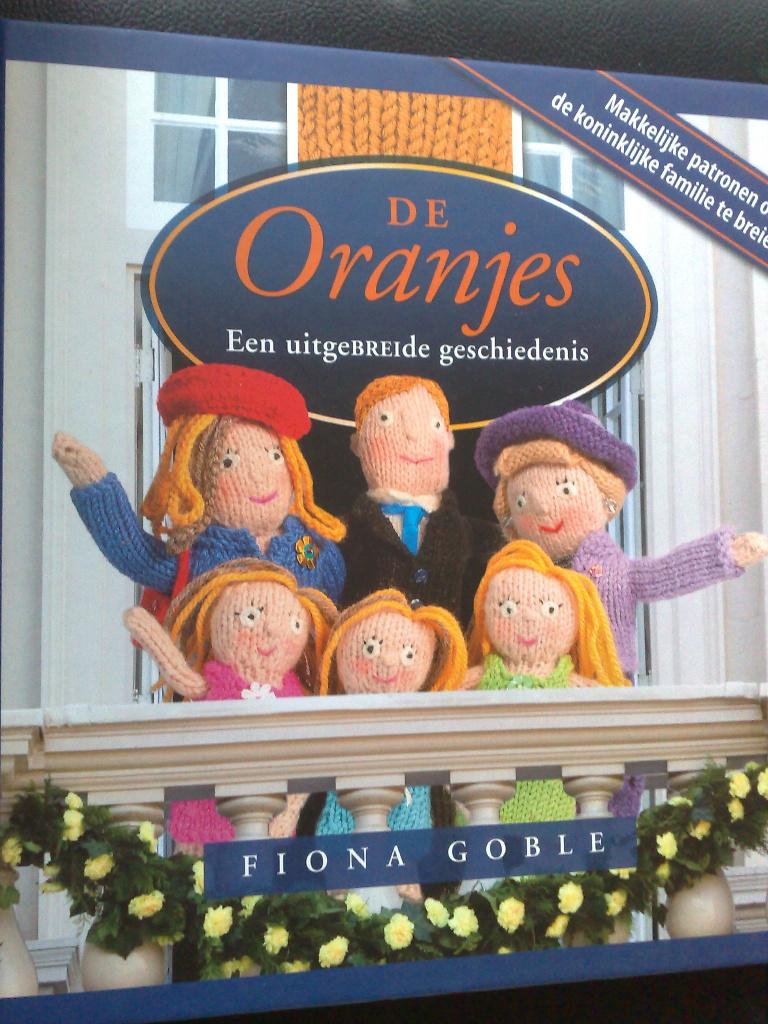 De Oranjes een uitgebreide geschiedenis (poppen & kleertjes), Hobby en Vrije tijd, Verzenden, Zo goed als nieuw, Breien, Patroon of Boek