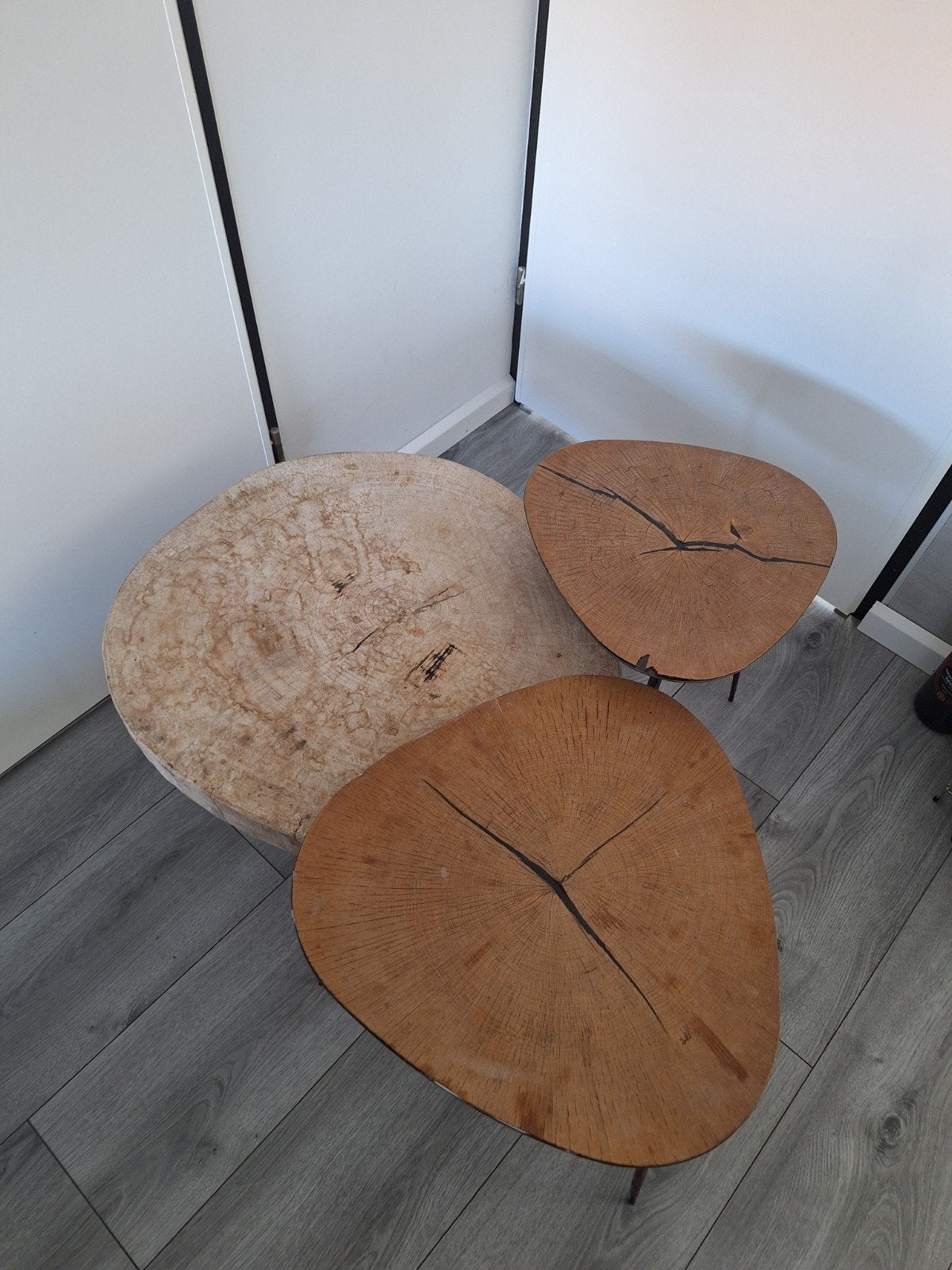 Set van 3 houten bijzettafels - boomstam design, Minder dan 45 cm, Gebruikt, Ophalen of Verzenden, 75 cm of meer