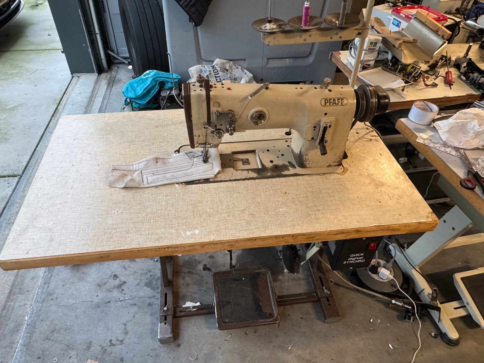 Industriele naaimachine pfaff 1245 3voudig transport 220v, Pfaff, Ophalen of Verzenden, Naaimachine, Pfaff
