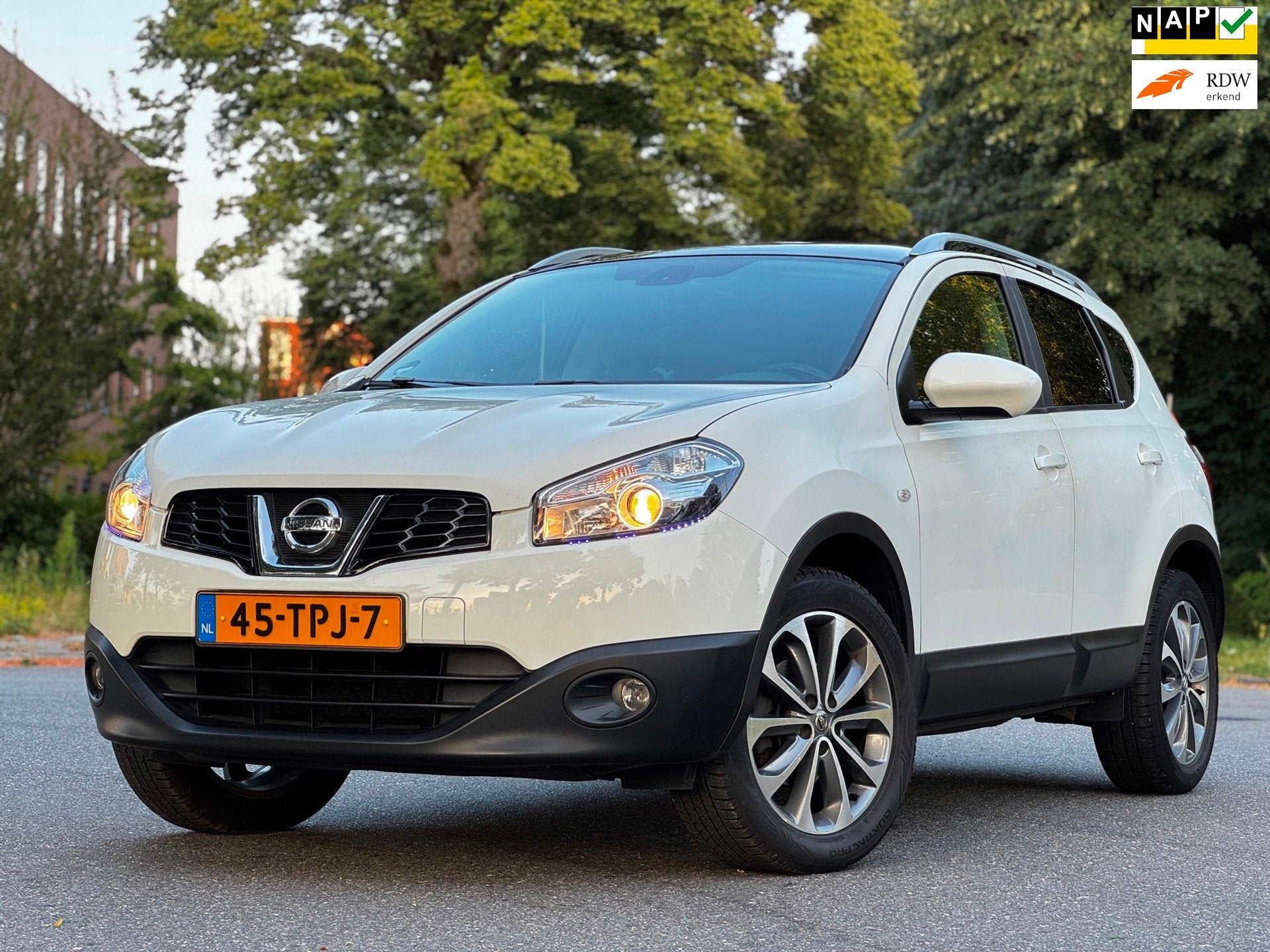 Nissan Qashqai 1.6 Connect Edition|NAVI|PANO|CAMERA|TREKHAAK, Voorwielaandrijving, Euro 5, Gebruikt, 1225 kg