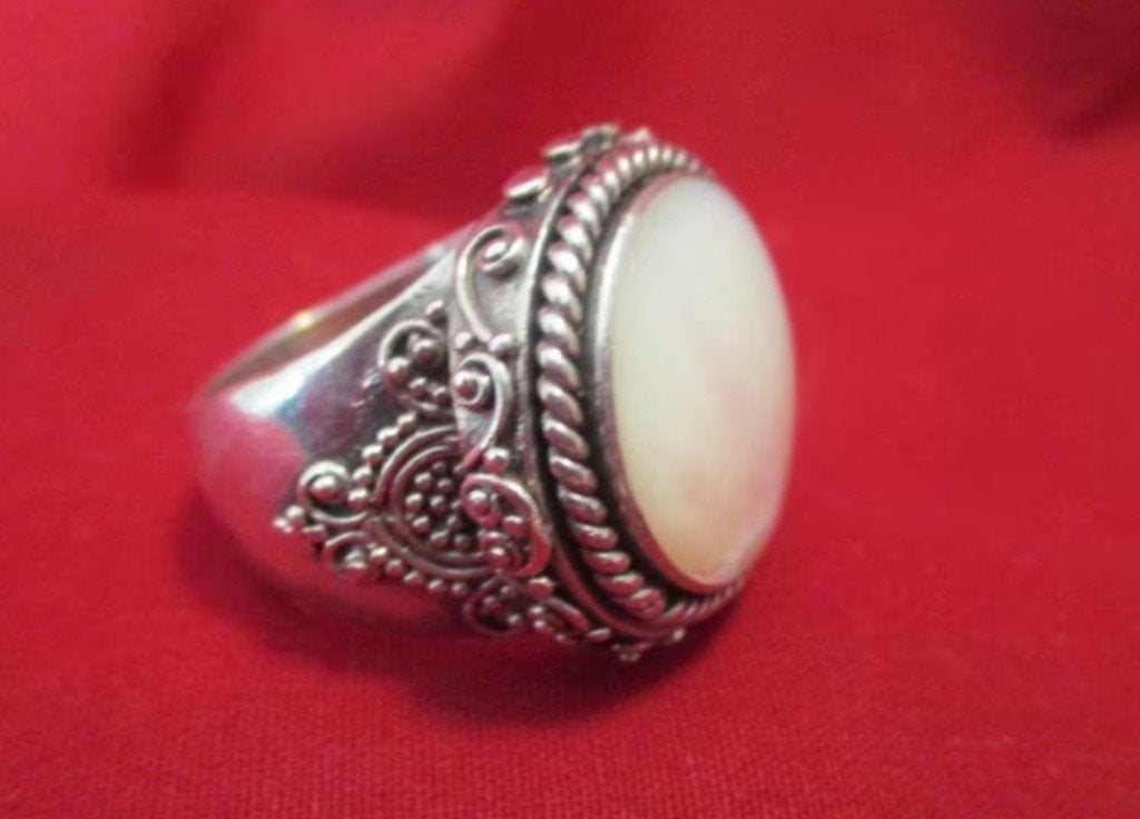 Vintage Balinese ring met parelmoer cabochon, Verzenden, 19 tot 20, Nieuw, Dame of Heer