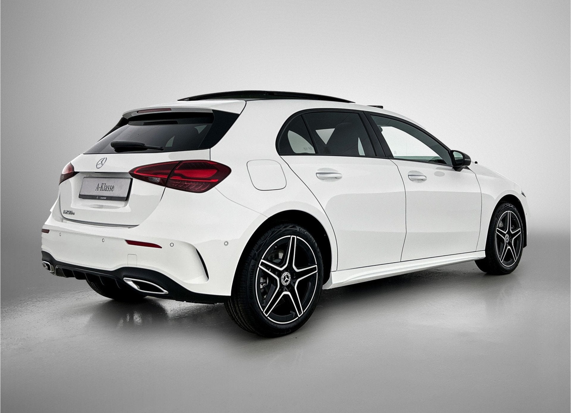 Mercedes-Benz A-Klasse 250 e Business Solution AMG | Nightpa, Auto's, Mercedes-Benz, 4 cilinders, Automatische klimaatregeling