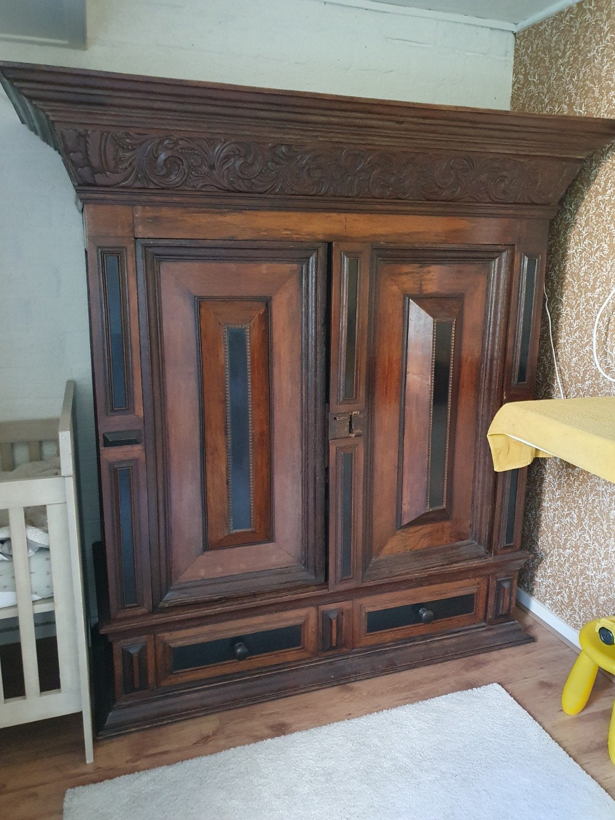 Antieke kledingkast met houtsnijwerk, Antiek en Kunst, Antiek | Meubels | Kasten, Ophalen