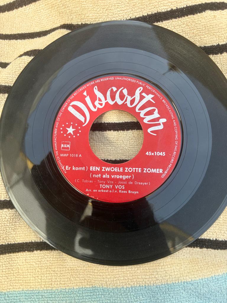 Tony Vos - Er Komt Een Zwoele Zotte Zomer / In Yokohama, Gebruikt, 7 inch, Ophalen of Verzenden, Levenslied of Smartlap