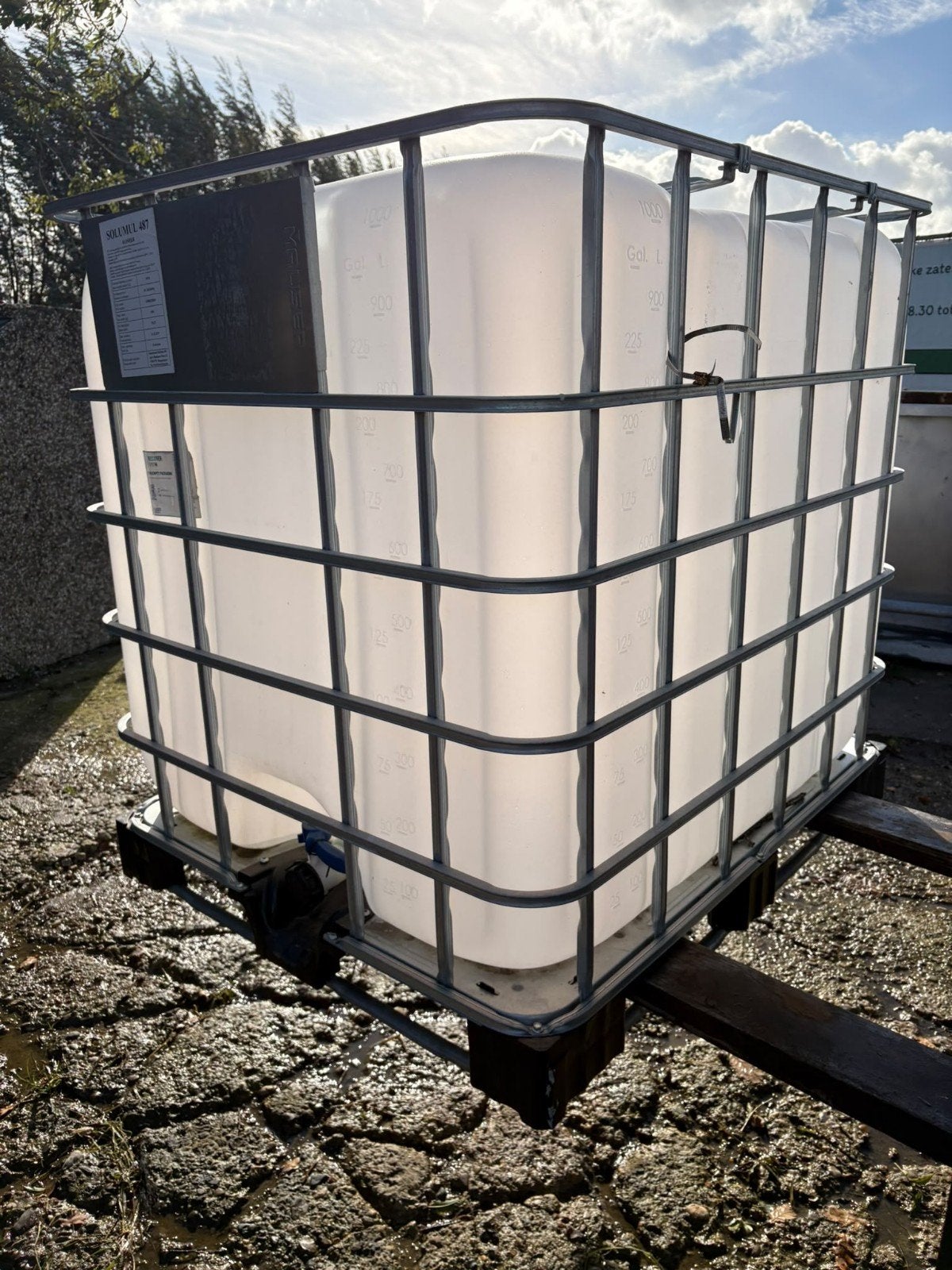 IBC-containers met stalen en kunststof pallet, Ophalen