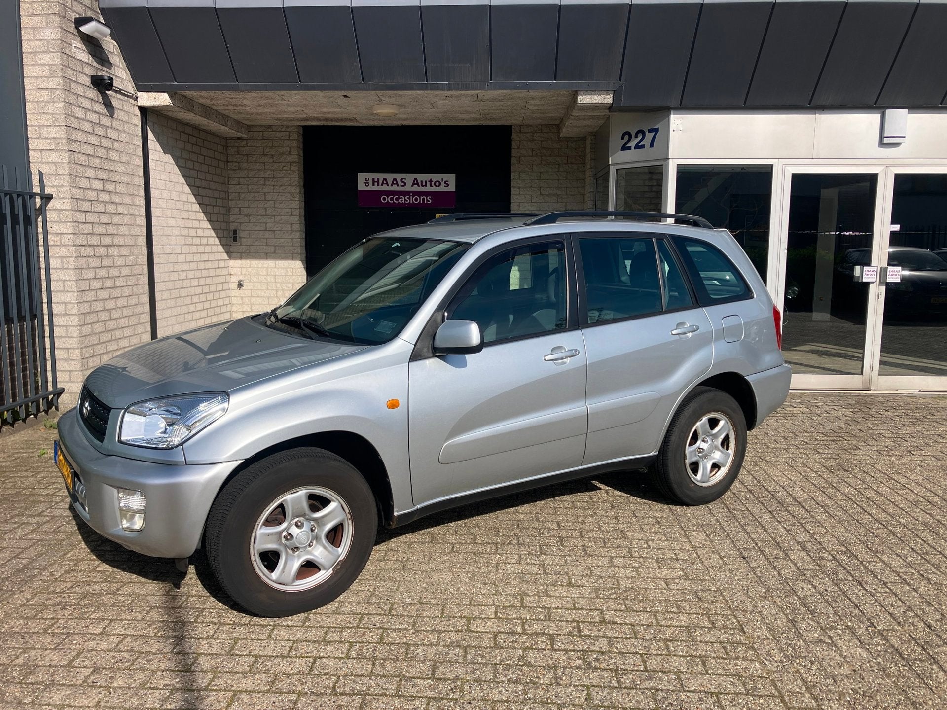 Toyota RAV4 1.8-16V VVT-i Luna / AIRCO / TREKHAAK / 5 DEURS, Voorwielaandrijving, Dealer onderhouden, Gebruikt, Zwart