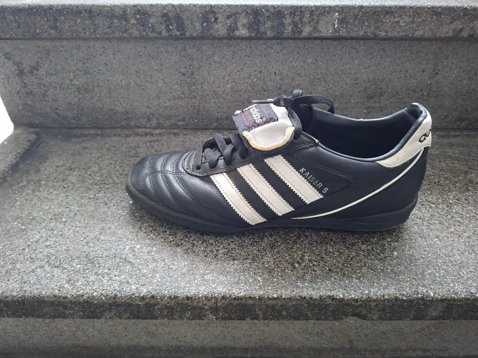 Adidas Kaiser 5 kunstgras 43,5 - Zwart/Wit, Maat XS of kleiner, Ophalen of Verzenden, Gebruikt, Schoenen