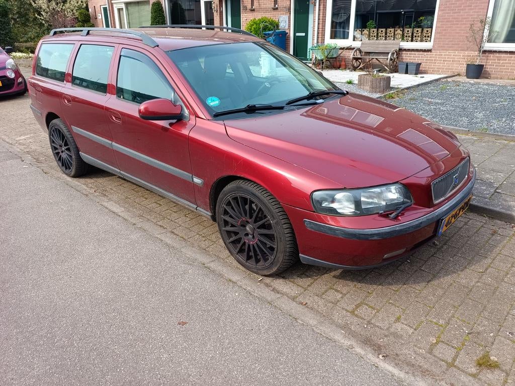 Volvo V70 2.3 T-5 250PK 2001 benzine, Auto's, Voorwielaandrijving, 1800 kg, Zwart, 1546 kg