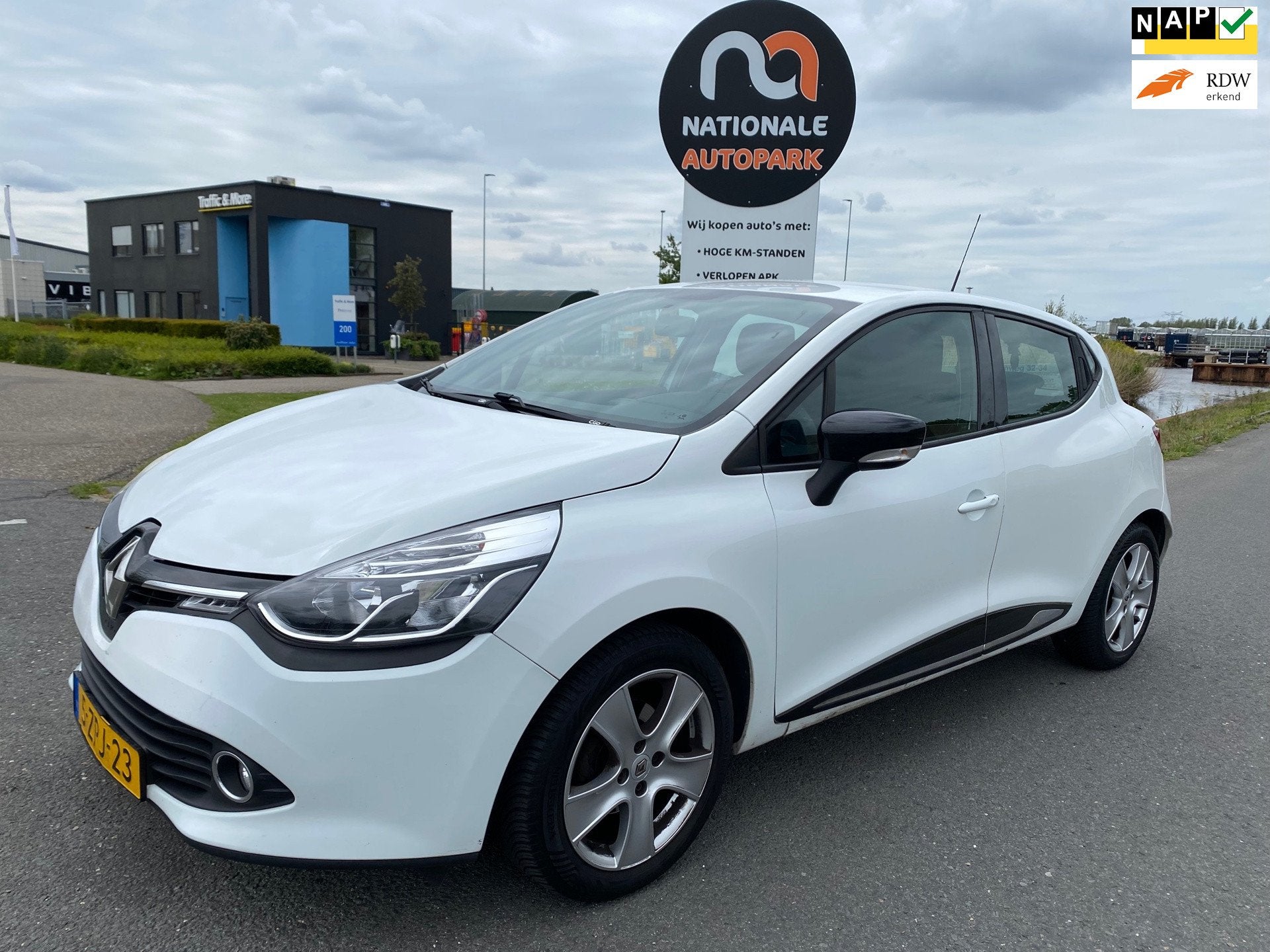 Renault Clio 2015 * 0.9 TCe Expression * LMV * AIRCO * ELEC., Auto's, Renault, Voorwielaandrijving, Start-stop-systeem, 540 kg