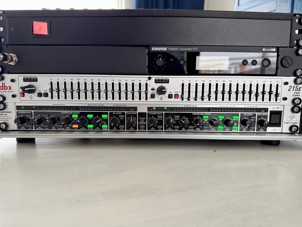 Flightcase met DBX 215s eq Behringer Pro XL Duo compressor, Ophalen, Zo goed als nieuw, Minder dan 500 watt