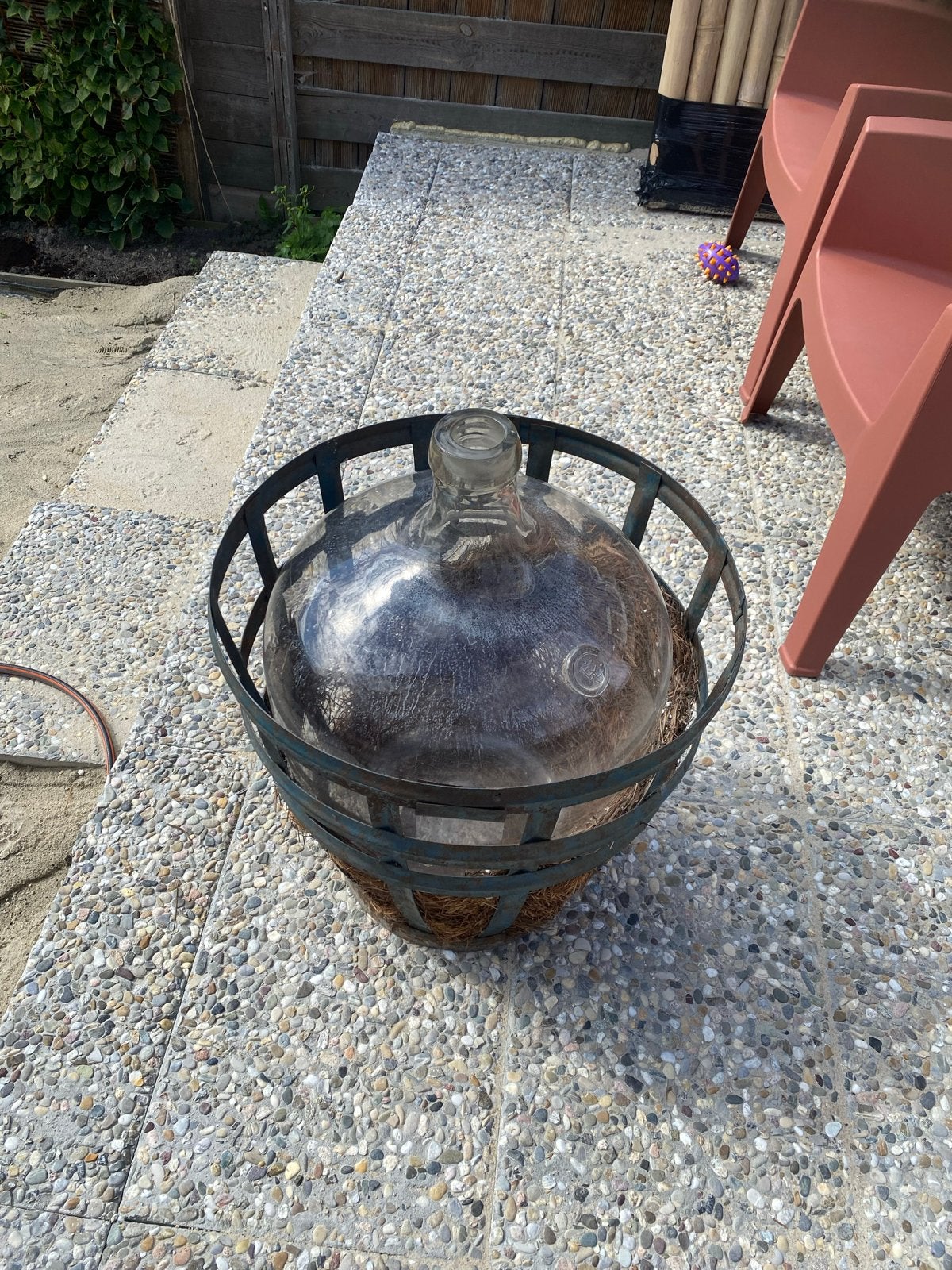 Grote glazen fles in mand - Vintage decoratie, Ophalen