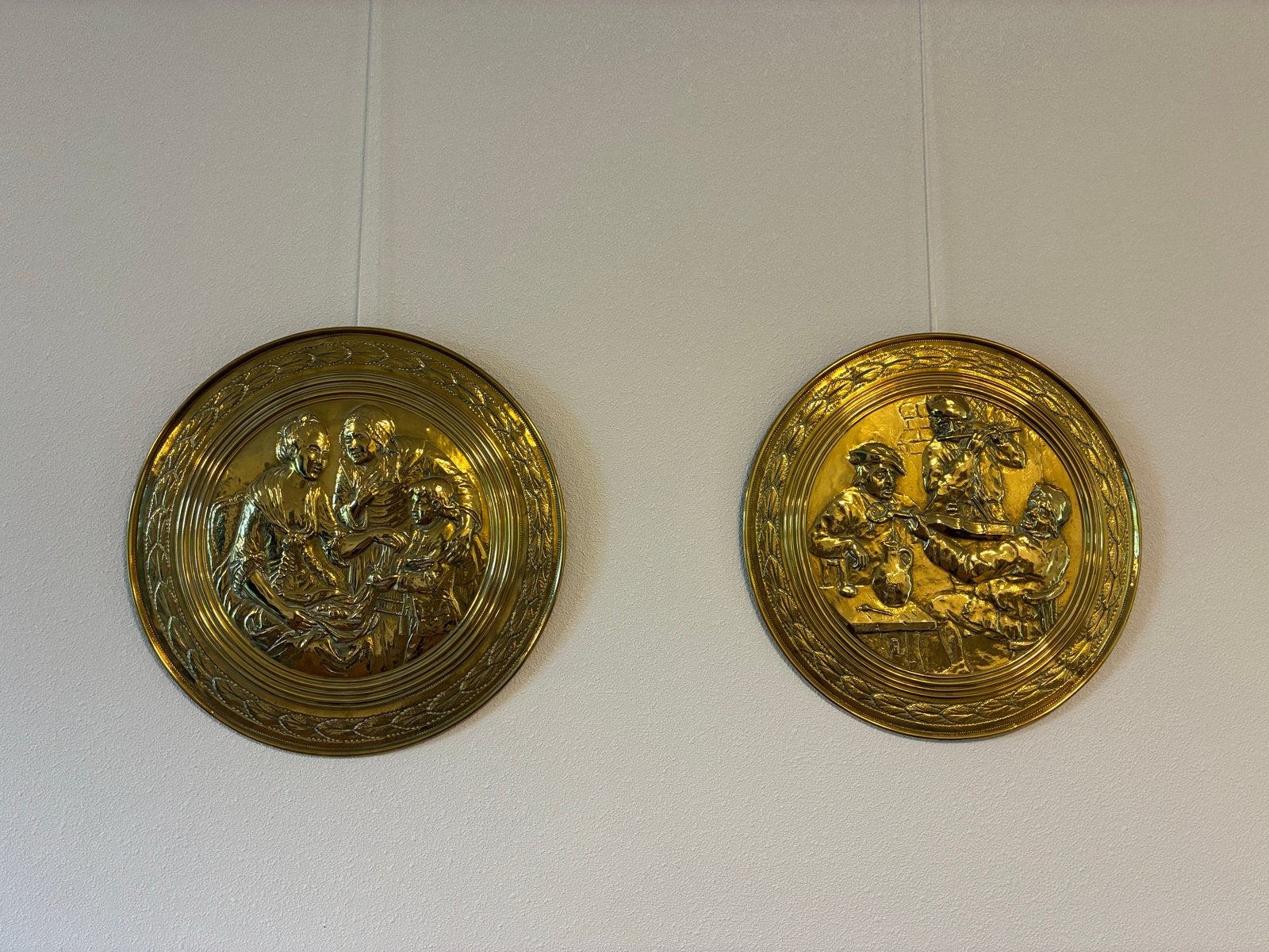 Twee antieke koperen reliëf wanddecoraties, Antiek en Kunst, Antiek | Koper en Brons, Verzenden, Koper