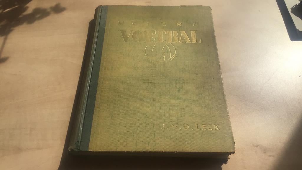 Modern voetbal - J v d Leck - 1946, Boeken, Ophalen of Verzenden, Zo goed als nieuw