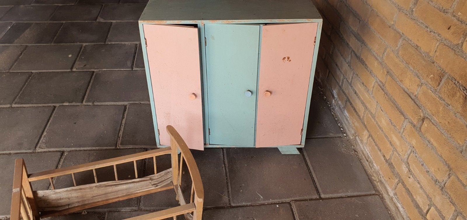 Vintage poppenhuis meubels: kast en wieg, Ophalen, Gebruikt, Toebehoren