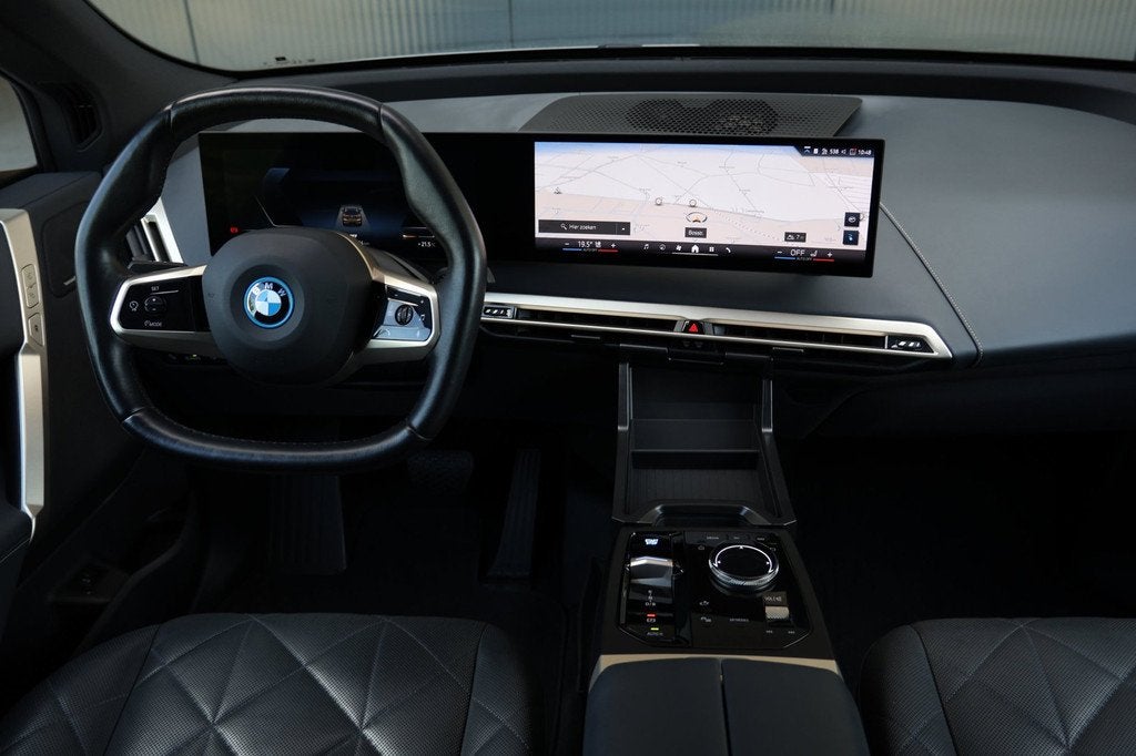 BMW IX XDrive40 M-sport | panoramadak skylounge | elek. trek, Auto's, BMW, Automaat, Gebruikt, Vierwielaandrijving, SUV of Terreinwagen