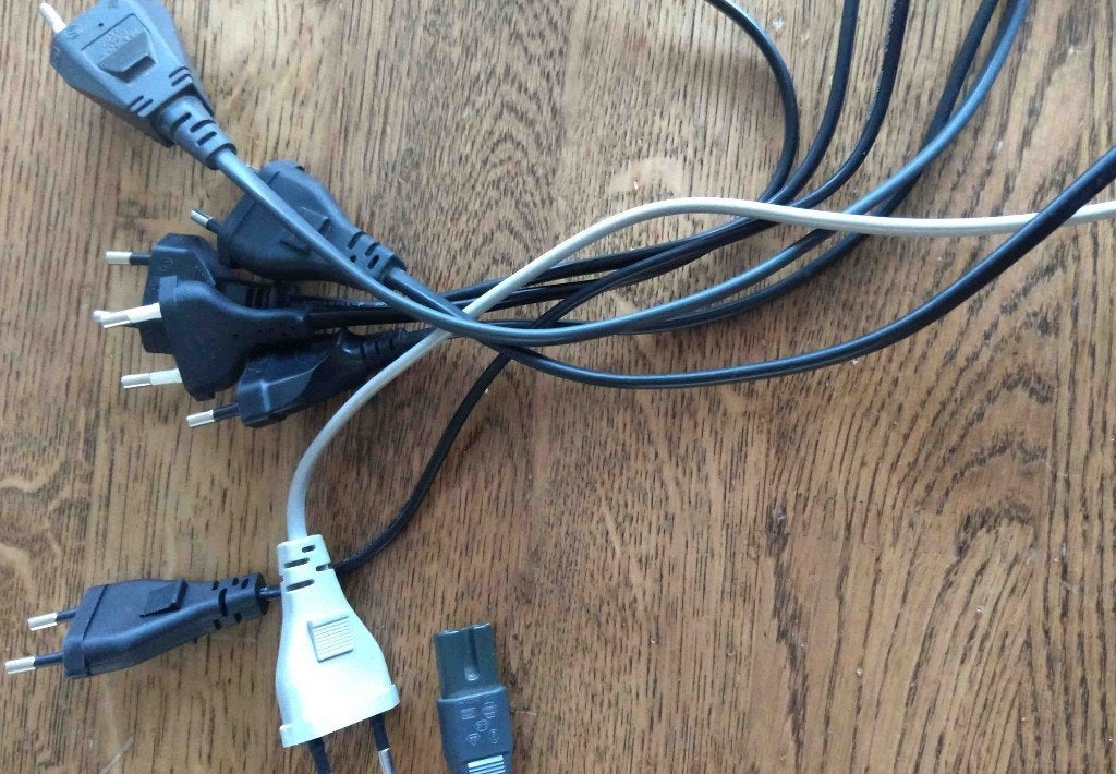 7 platte gegoten stroom kabels met eindstekker, Doe-het-zelf en Verbouw, Elektra en Kabels, Ophalen of Verzenden, Zo goed als nieuw