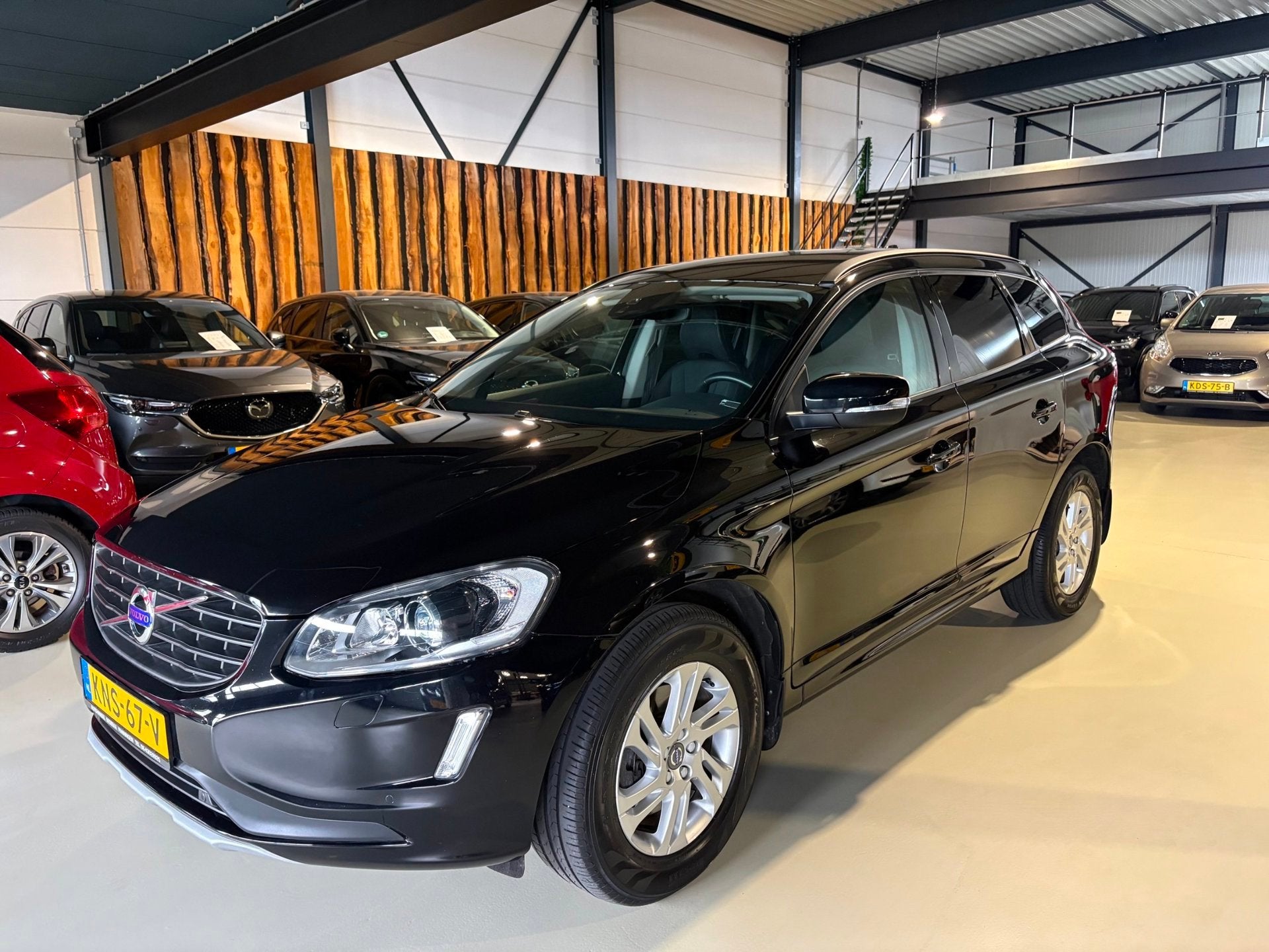 Volvo XC60 2.4 D4 Kinetic Trekhaak Camera Elektr achterklep, Auto's, Volvo, Dealer onderhouden, Gebruikt, 2000 kg, Leder en Stof