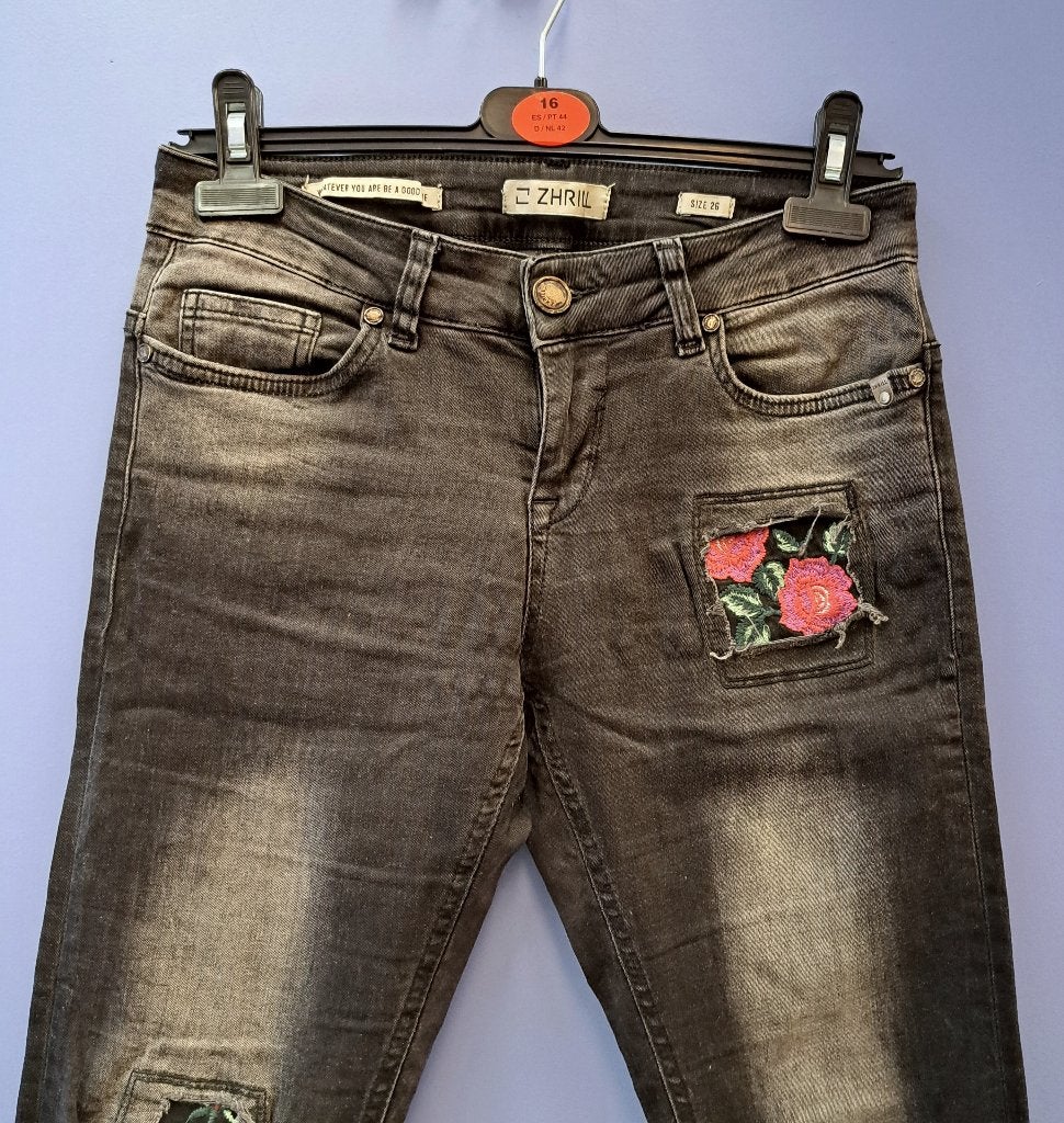 Zhrill jeans zwart met stukken ertussen met roos 26 nr 43455, Kleding | Dames, ., Zwart, Ophalen of Verzenden, Zo goed als nieuw