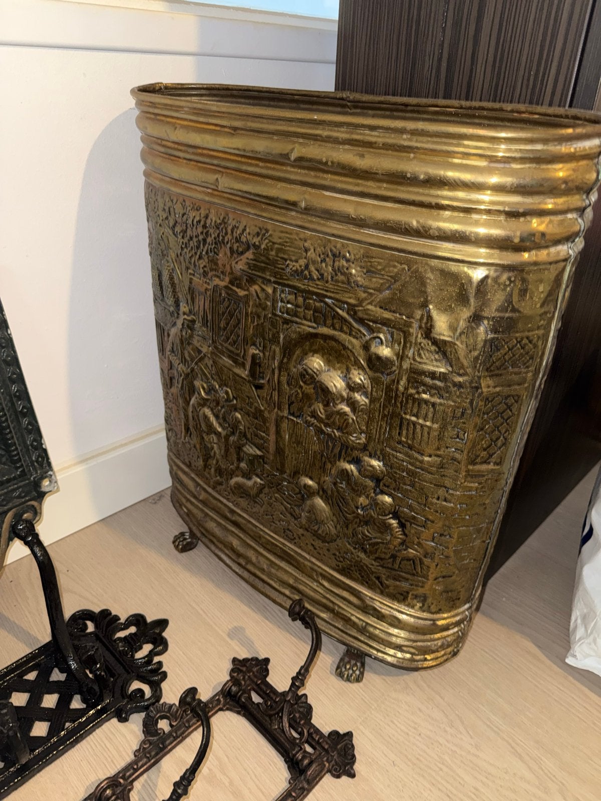 Antieke koperen haardbak met reliëfdecoratie, Ophalen of Verzenden, Koper