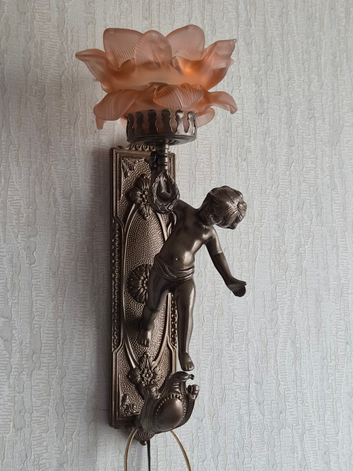 Zware vintage wandlamp met engel en roze lotuskap, Antiek en Kunst, Antiek | Lampen, Ophalen of Verzenden