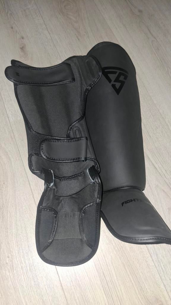 Leo Osaka 16 oz gloves + Fightsense shinguards + broek, Ophalen of Verzenden, Zo goed als nieuw, Overige