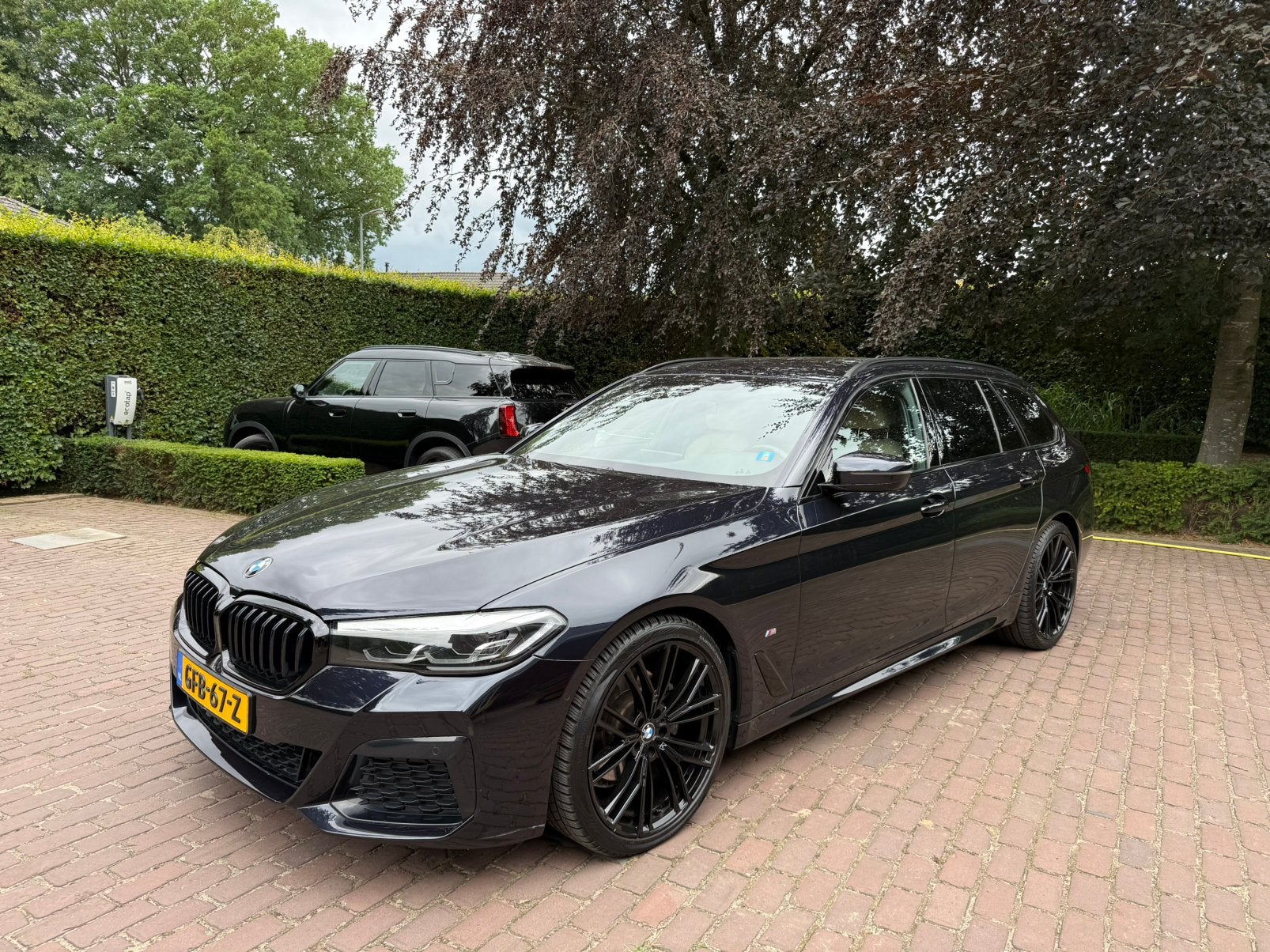 BMW 520i Touring Carbon Black M-sport model 2021 20 inch, Auto's, 1998 cc, 4 cilinders, 2000 kg, Zwart
