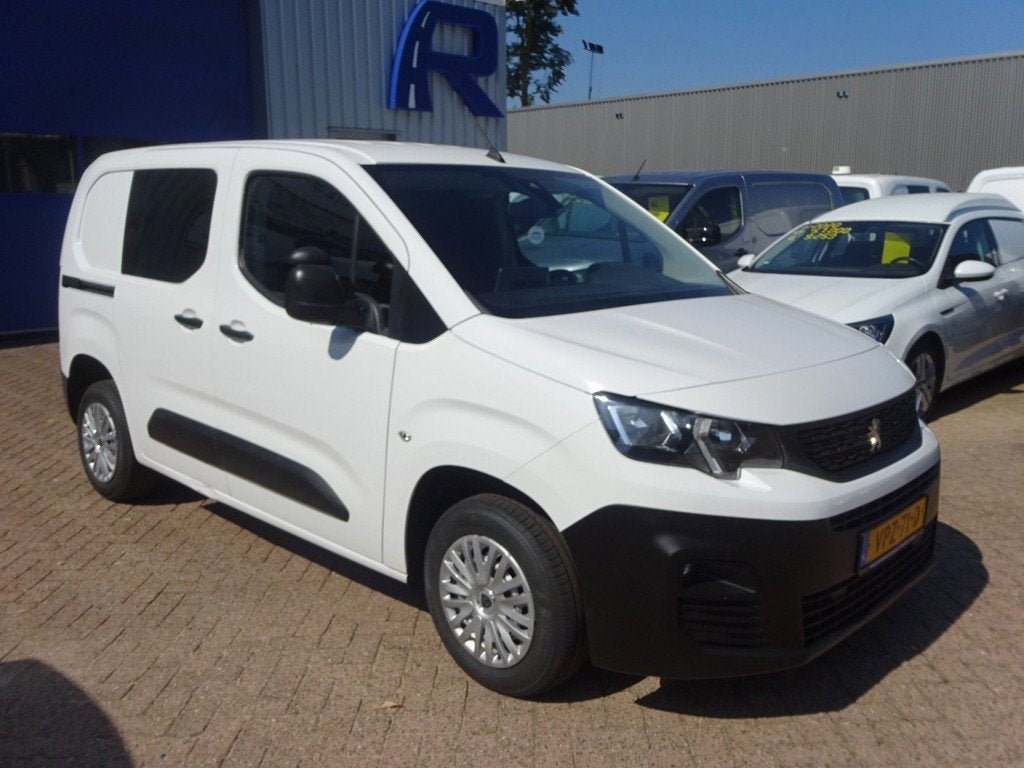 Peugeot Partner 1.2 PureTech Pro BENZINE AIRCO NAVI CRUISE C, Auto's, Bestelauto's, Voorwielaandrijving, Gebruikt, 1199 cc, Wit