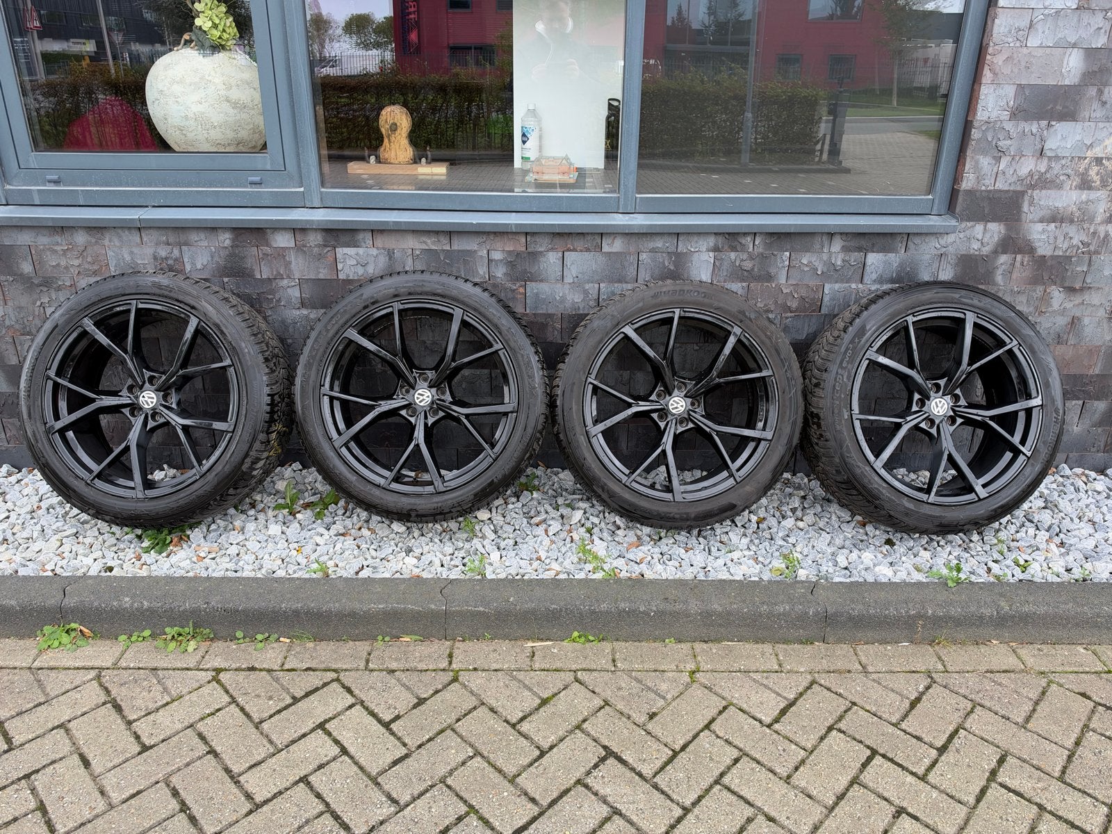 Zwarte velgen met winterbanden 21 inch- 1 jaar oud., Ophalen, Gebruikt, 265 mm, Banden en Velgen