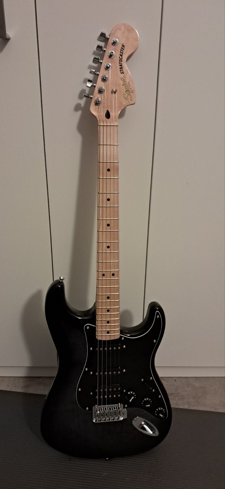 Squier Affinity Strat FM HSSBB , Black burst, Muziek en Instrumenten, Ophalen of Verzenden, Zo goed als nieuw, Solid body, Fender