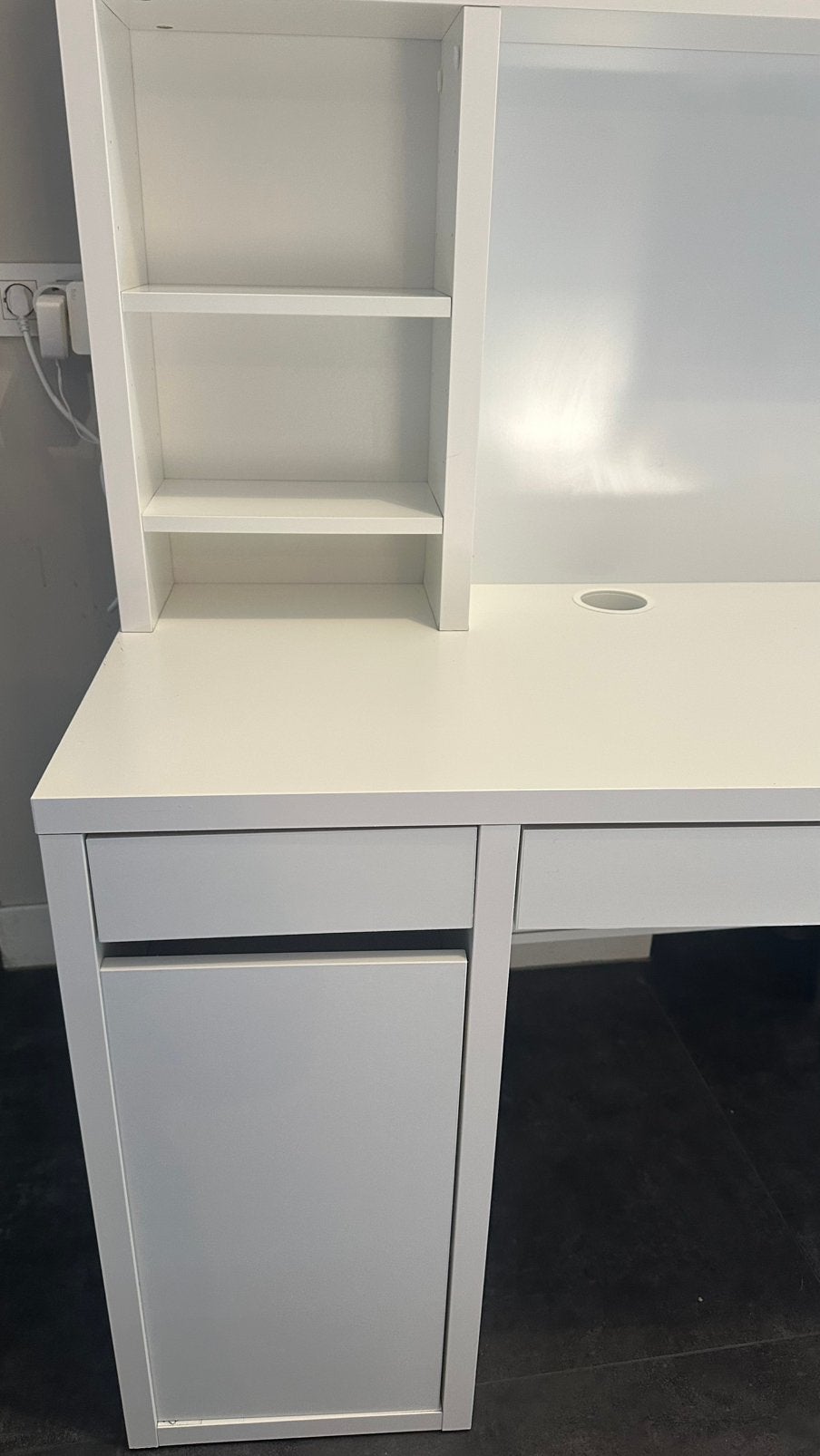 Te koop: wit MICKE bureau van IKEA, Huis en Inrichting, Bureaus, Zo goed als nieuw, Ophalen