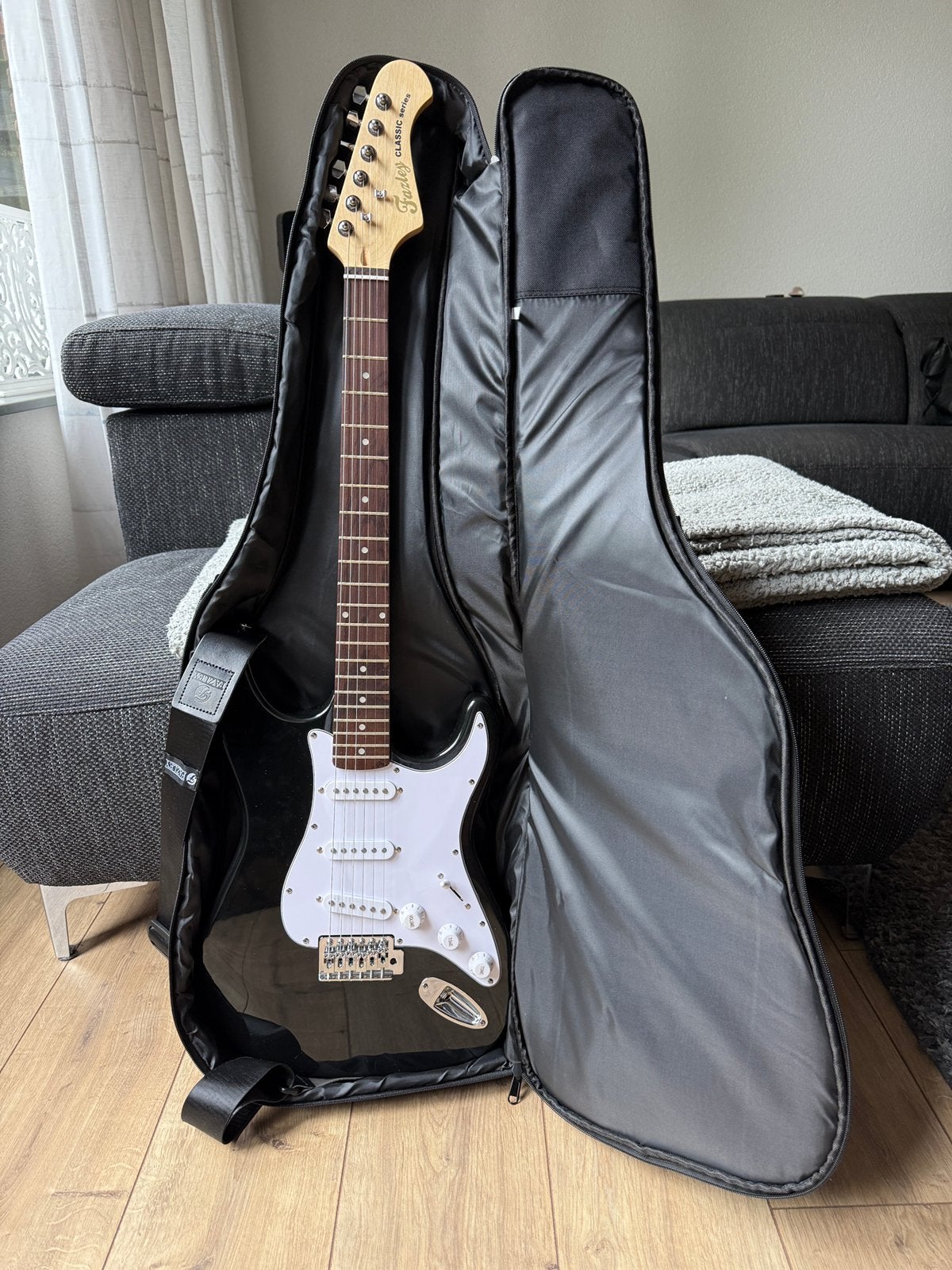 Fazley Classic Series FST118 zwarte elektrische gitaar, Ophalen, Zo goed als nieuw, Solid body, Overige merken