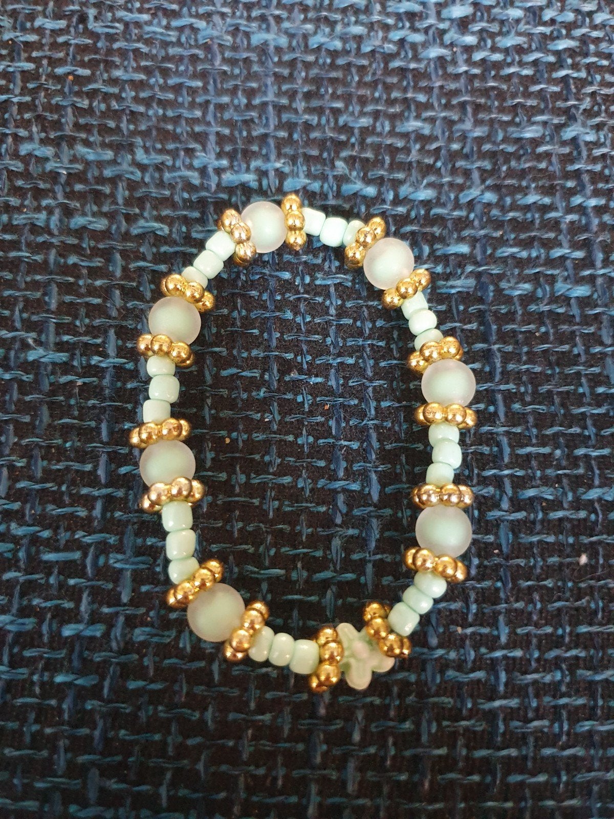 Handgemaakte kralenarmband met goudkleurige accenten, Overige materialen, Nieuw, Ophalen of Verzenden, Met bedels of kralen