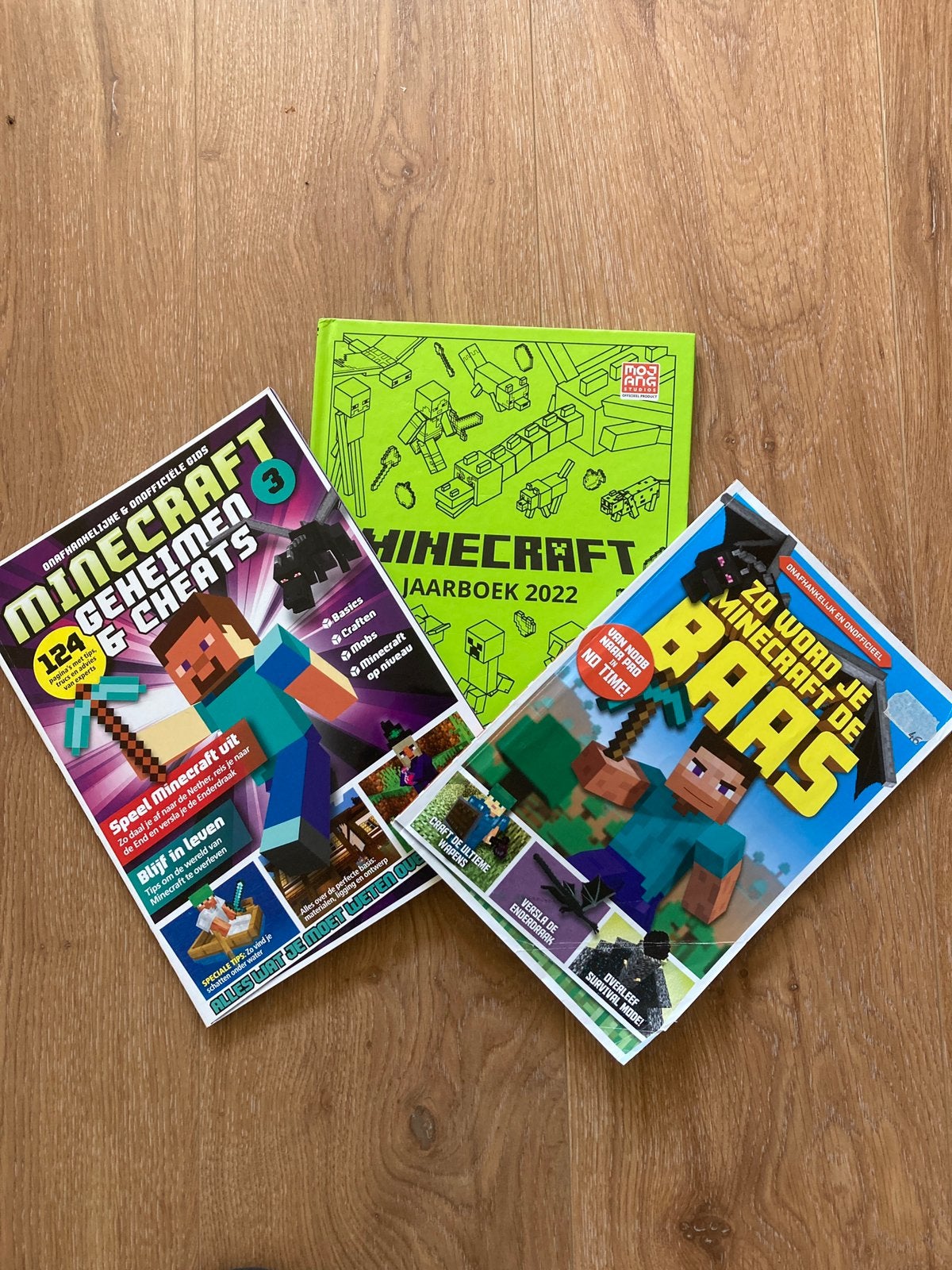 Minecraft jaarboek en 2 tijdschriften, Ophalen of Verzenden, Zo goed als nieuw