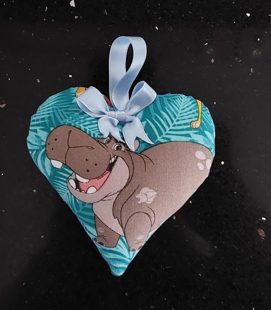 nieuw- hanger/ hartje: Lion Guard Nijlpaard Beshte, Ophalen of Verzenden, Nieuw, Wanddecoratie