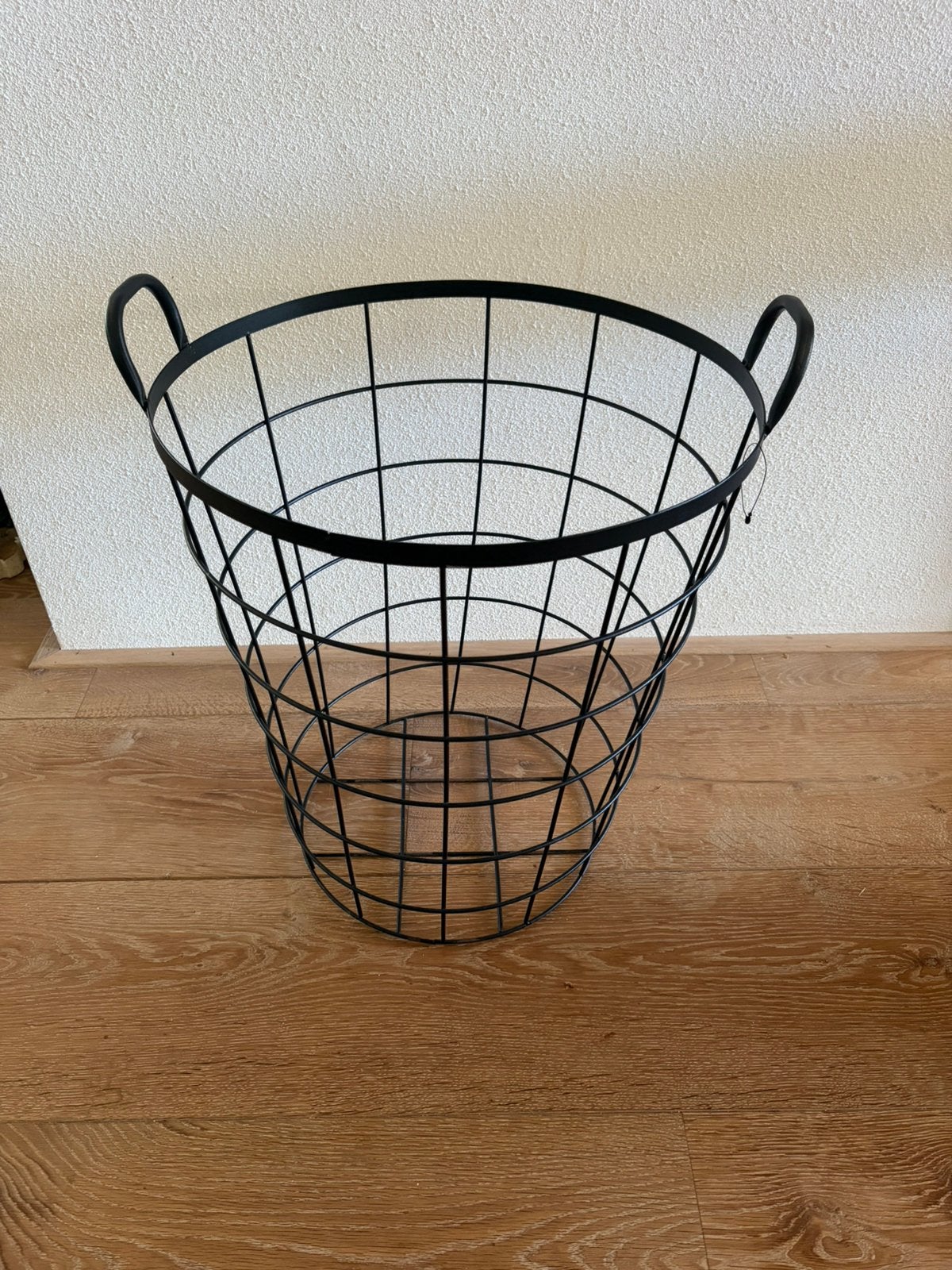 Metalen zwarte mand 47cm hoog en bovenaan 41cm breed, Huis en Inrichting, Woonaccessoires | Schalen en Manden, Overige materialen